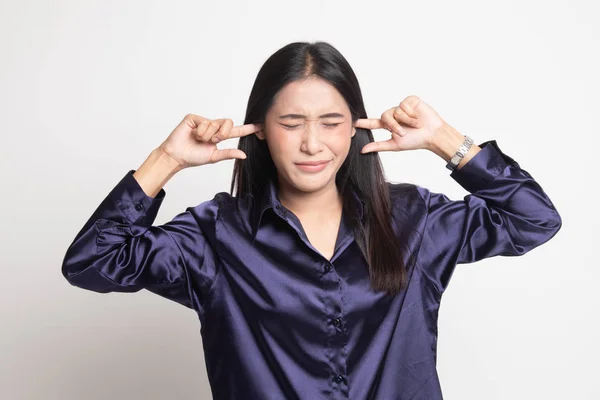 Ung asiatisk kvinna blockera båda öronen med fingrar. — Stockfoto