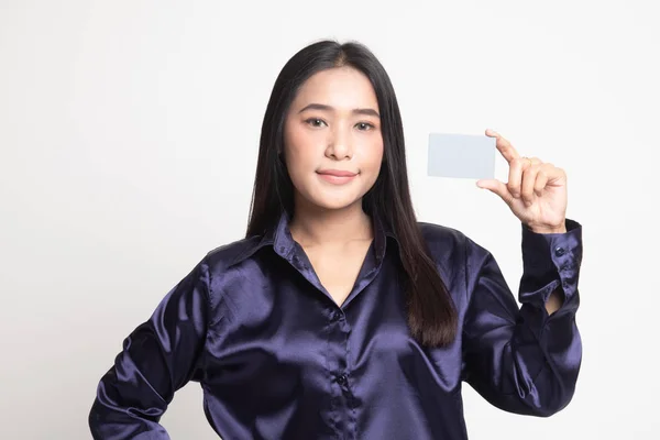 Jovem mulher asiática com um cartão em branco . — Fotografia de Stock