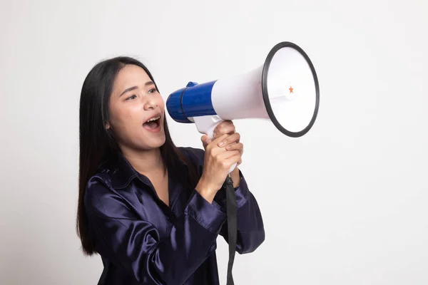 Mooie jonge Aziatische vrouw kondigen met megafoon. — Stockfoto