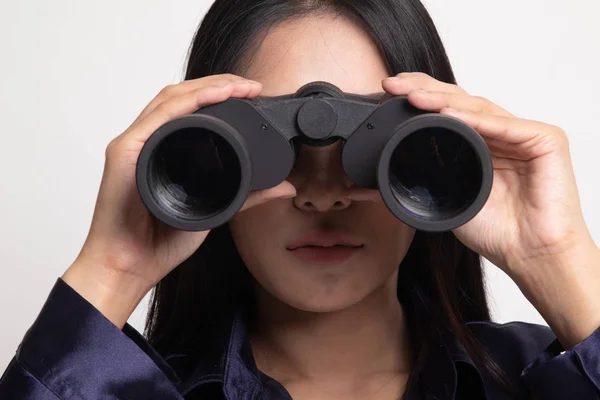 Joven mujer asiática con prismáticos . — Foto de Stock