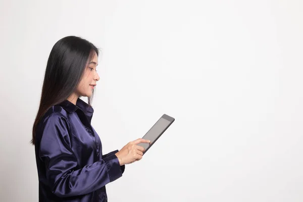 Jonge Aziatische vrouw met een tablet-computer. — Stockfoto