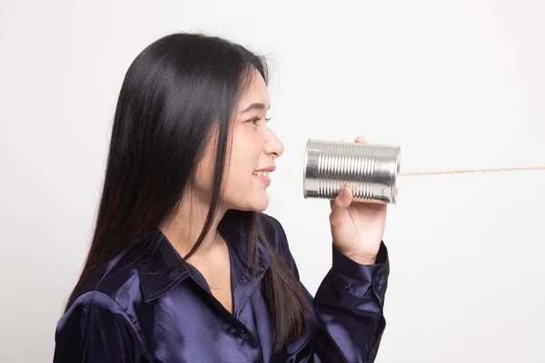 Mladá asijská žena s tin can telefon. — Stock fotografie