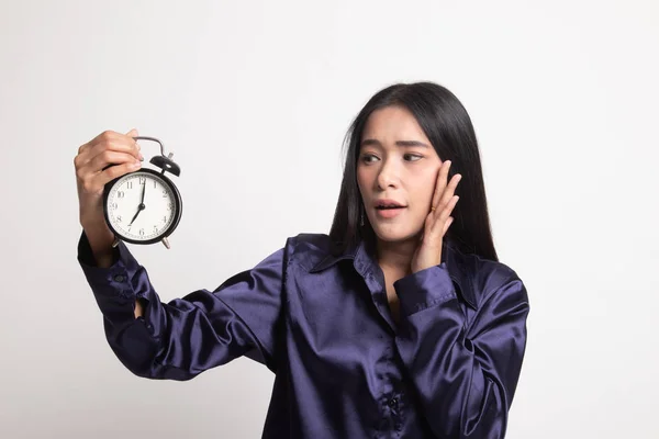 Jeune femme asiatique est stressé avec une horloge . — Photo