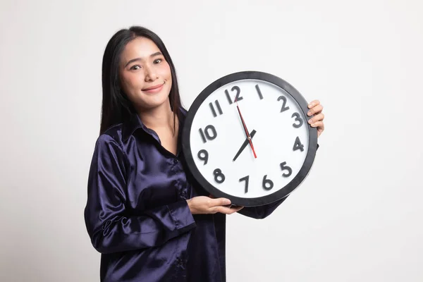 Jeune femme asiatique avec une horloge. — Photo