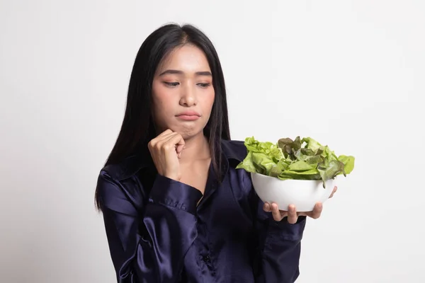 Femme asiatique déteste la salade . — Photo