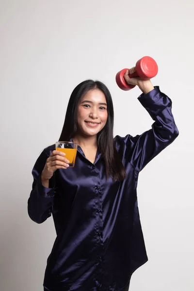 ダンベル ドリンク オレンジ ジュースを持つ若いアジア女性. — ストック写真