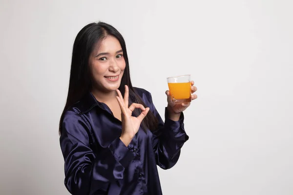 Giovane asiatico donna spettacolo OK bere arancia succo . — Foto Stock