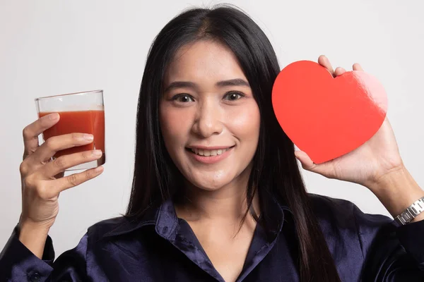 トマト ジュースと赤のハートを持つ若いアジア女性. — ストック写真