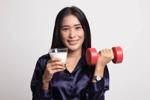 健康的なアジアの女性のミルクとダンベルのガラスを飲む. — ストック写真