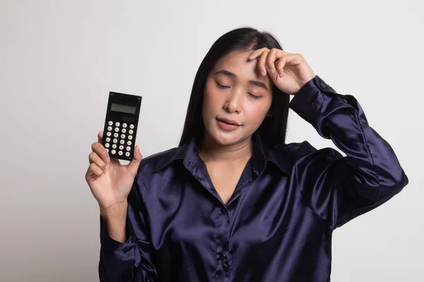 Asijské ženy dostal bolest hlavy s kalkulačkou. — Stock fotografie