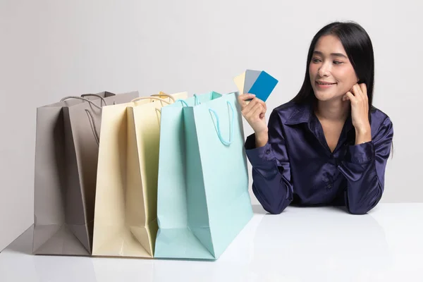 Mujer asiática joven con bolsa de compras y tarjeta en blanco . —  Fotos de Stock