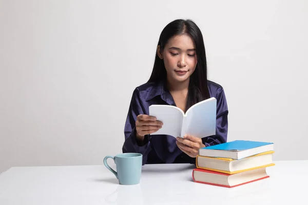 Joven mujer asiática leer un libro con taza de café . — Foto de Stock