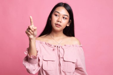 Asyalı kadın parmak ile ekranın dokunmadan.