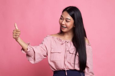 Asyalı kadın başparmak yukarıya ve gülümseme.
