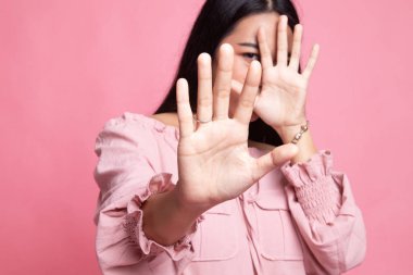 Genç Asyalı kadın yüzünü gizlemek.