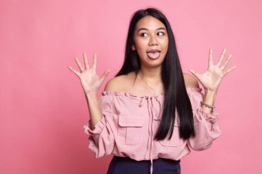 Genç Asyalı kadın dilini yapışkanlık dışarı.