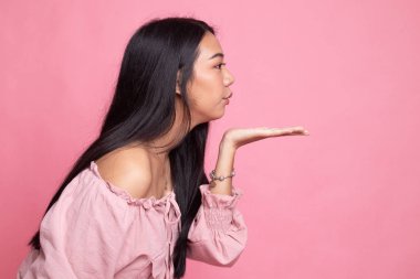 Güzel genç Asyalı kadın bir öpücük darbe.