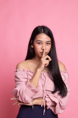 Asyalı kız gülümseme gösteri oldukça el işareti.