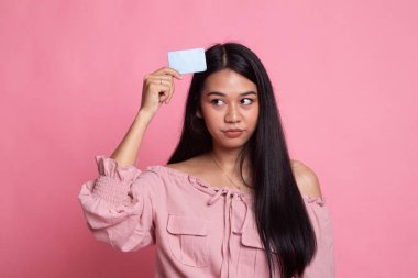 Genç Asyalı kadın düşünün boş bir kart ile.