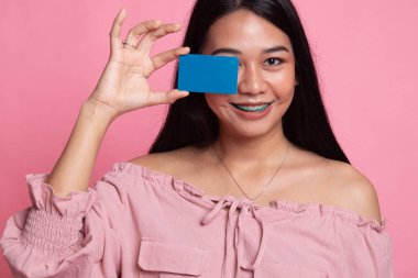 Genç Asyalı kadın gözü üzerinde boş kartı ile.