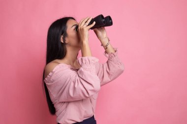 Dürbün ile genç Asyalı kadın.