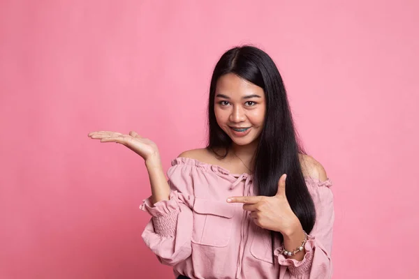 Wanita Asia muda yang cantik menunjuk ke telapak tangan . — Stok Foto