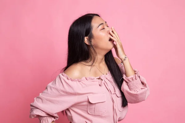 Sonolento jovem mulher asiática bocejo . — Fotografia de Stock