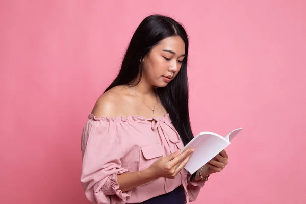 Junge asiatische Frau liest ein Buch. — Stockfoto