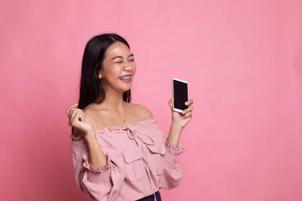 Jovem mulher asiática feliz com telefone móvel . — Fotografia de Stock