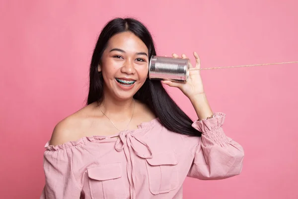 Jovem mulher asiática com lata pode telefone . — Fotografia de Stock