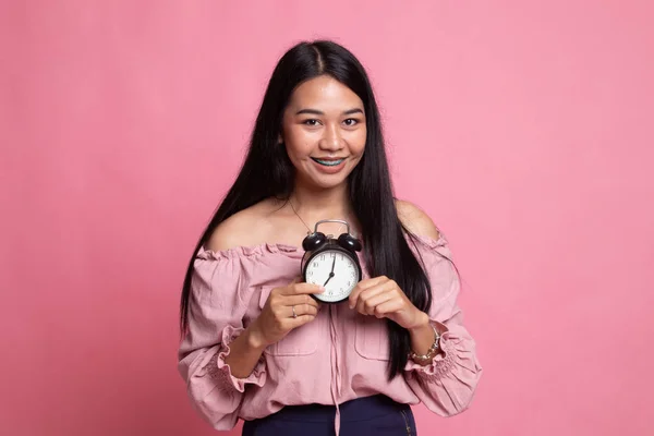 Joven asiática sonrisa con un reloj . —  Fotos de Stock