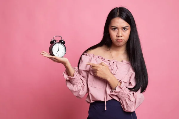 Irritado jovem mulher asiática apontar para um relógio . — Fotografia de Stock