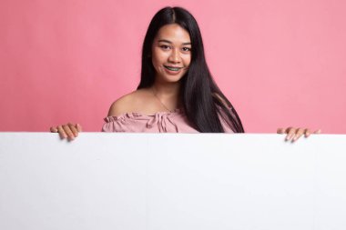 Boş işareti ile genç Asyalı kadın.