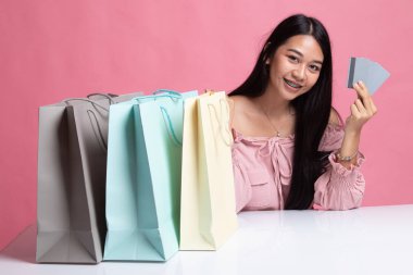 Genç Asyalı kadın ile alışveriş çantası ve boş kartı.