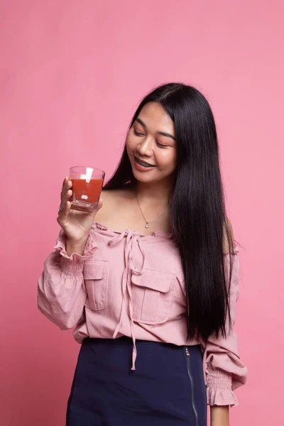 Giovane donna asiatica bere succo di pomodoro . — Foto Stock