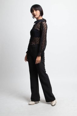 Güzel genç Asyalı kadının tam vücut