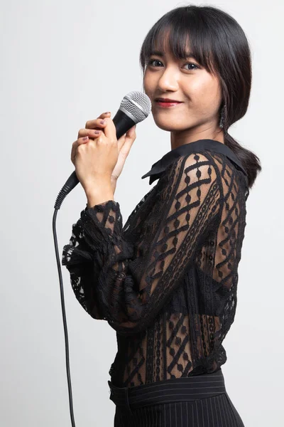 Portrait of beautiful young asian woman singer sing with microph — Stok Foto