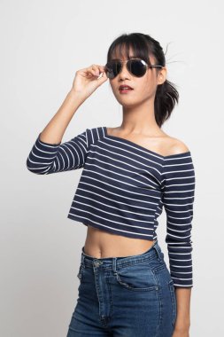 Güneş gözlüğü ile güzel genç Asyalı kadın Portresi