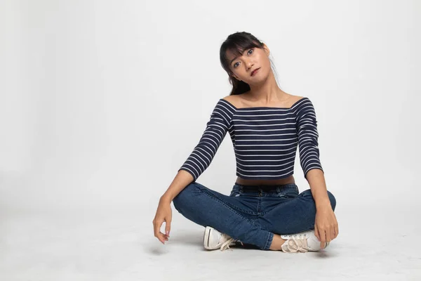 Cuerpo completo de hermosa joven asiática mujer sentarse en el suelo — Foto de Stock