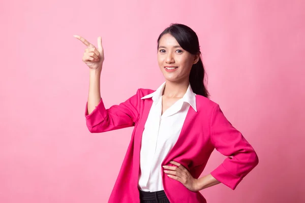 Jovem mulher asiática sorriso e ponto . — Fotografia de Stock