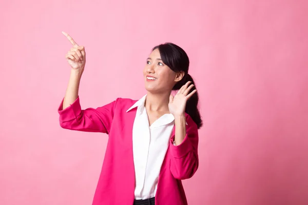 Emocionado asiático mujer punto a espacio en blanco . —  Fotos de Stock