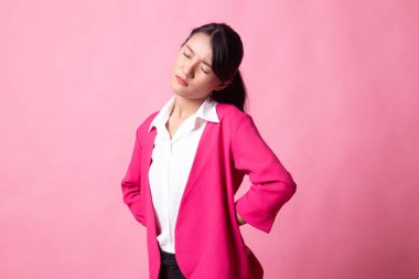 Genç Asyalı kadın geri ağrı var.