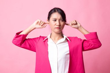 Genç Asyalı kadın parmakları ile her iki kulak engellemek.