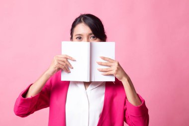 Bir kitapla genç Asyalı kadın kapak yüzü.