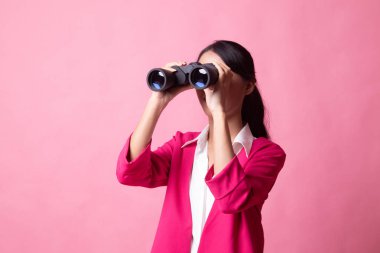 Dürbün ile genç Asyalı kadın.