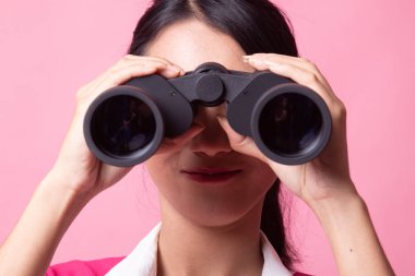 Dürbün ile genç Asyalı kadın.