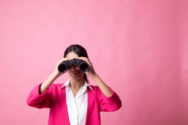 Dürbün ile genç Asyalı kadın.