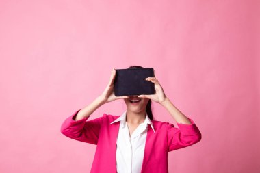 Onun yüzüne bir bilgisayar tablet ile genç Asyalı kadın.