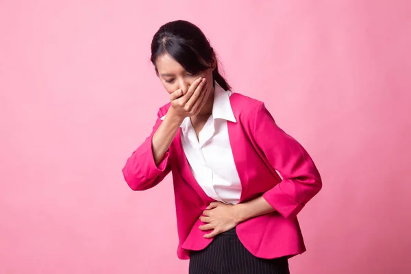 Jeune femme asiatique a mal à l'estomac sur le point de vomir . — Photo