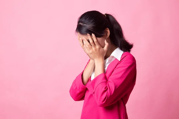 悲しい若いアジアの女性は顔に手のひらで泣く. — ストック写真